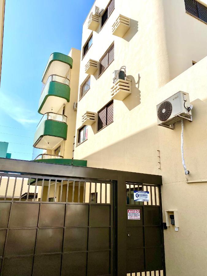 Apto No Centro Perto Do Shopping Com 2 Quartos De Casal Arcond Wifi Fibra Homeoffice E Garagem Em Dourados Buitenkant foto